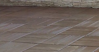 Бетонная брусчатка двора в Балахне в октябре