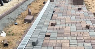 Профессиональная укладка плитки на улице в Балахне в октябре