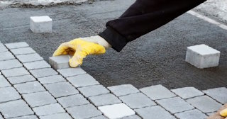 Монтаж тротуарной плитки на даче в Балахне в октябре