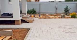 Укладка тротуарной плитки во дворе в Балахне в октябре