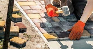 Укладка брусчатки «старый город» три цвета в Балахне в октябре