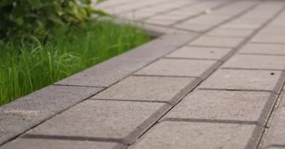 Профессиональная укладка тротуарных дорожек в Балахне в октябре
